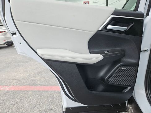 Used 2025 Mitsubishi Outlander SE AWD/4WD image 18