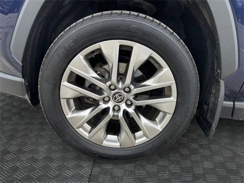 Used 2021 Toyota RAV4 XLE Premium image 14