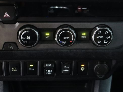 Used 2018 Toyota Tacoma TRD Sport w/ Technology Package RWD image 19