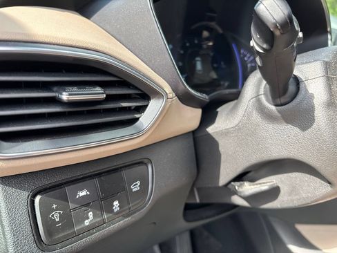 Used 2019 Hyundai Santa Fe Limited FWD image 11
