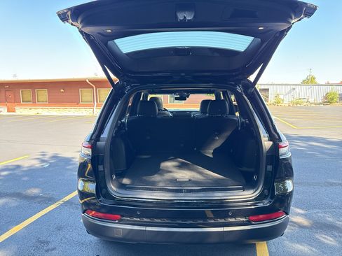 Used 2025 Jeep Grand Cherokee Limited w/ Luxury Tech Group II AWD/4WD image 32