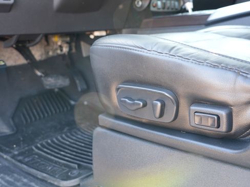 Used 2015 Nissan Titan SL w/ SL Moonroof Package image 16