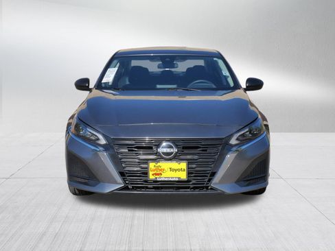 Used 2025 Nissan Altima 2.5 SV FWD image 2