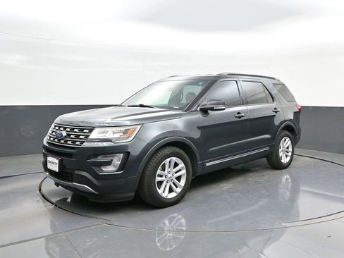 Used 2016 Ford Explorer XLT w/ Equipment Group 202A image 31