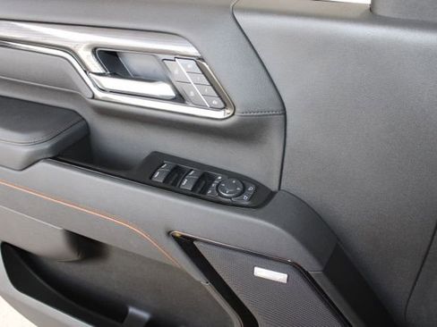 Used 2025 GMC Sierra 2500 AT4 image 26