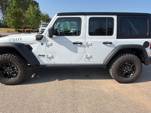 Used 2025 Jeep Wrangler Willys AWD/4WD image 11