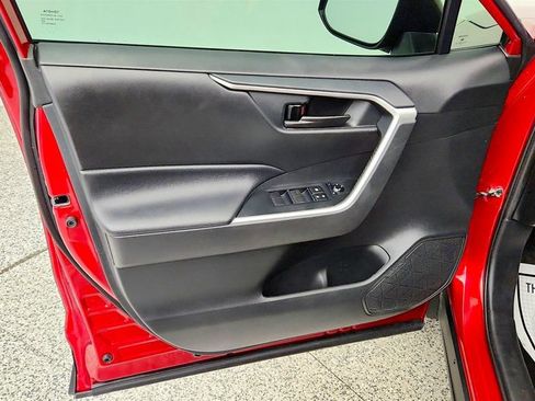 Used 2020 Toyota RAV4 LE FWD image 11