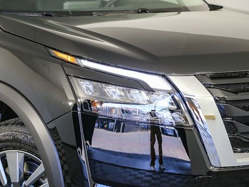 New 2025 Nissan Pathfinder SV image 2