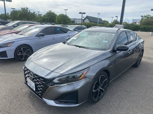 Used 2024 Nissan Altima 2.5 SR w/ SR Premium Package FWD image 3