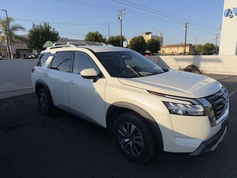 Used 2023 Nissan Pathfinder SL FWD image 3