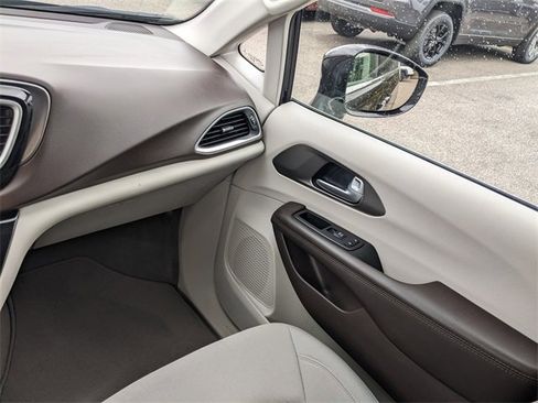 Used 2018 Chrysler Pacifica Touring Plus image 14