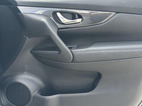 Used 2018 Nissan Rogue SV w/ Premium Package FWD image 14