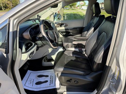 Used 2017 Chrysler Pacifica Touring-L FWD image 9