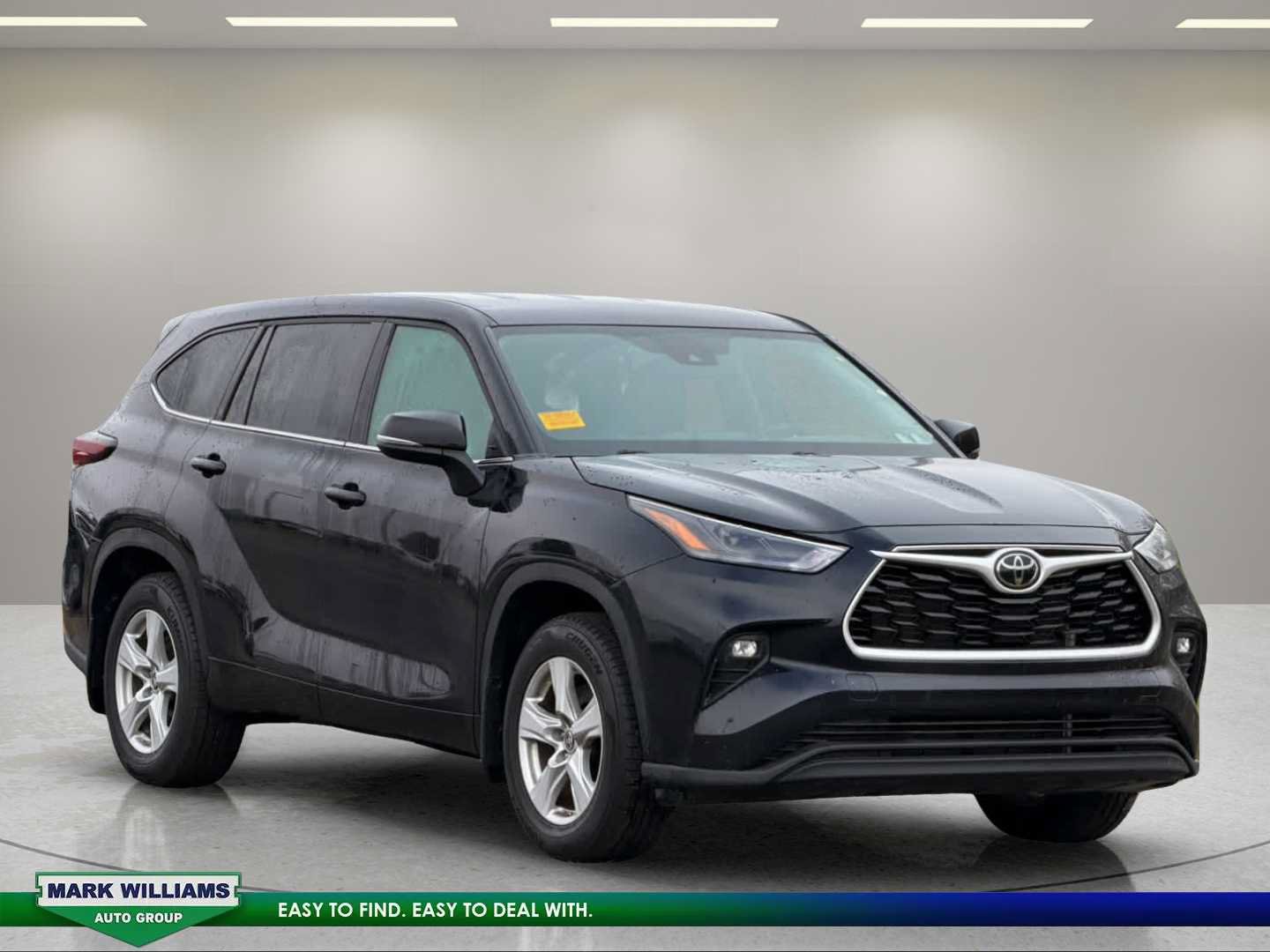 Used 2024 Toyota Highlander LE AWD/4WD image 1