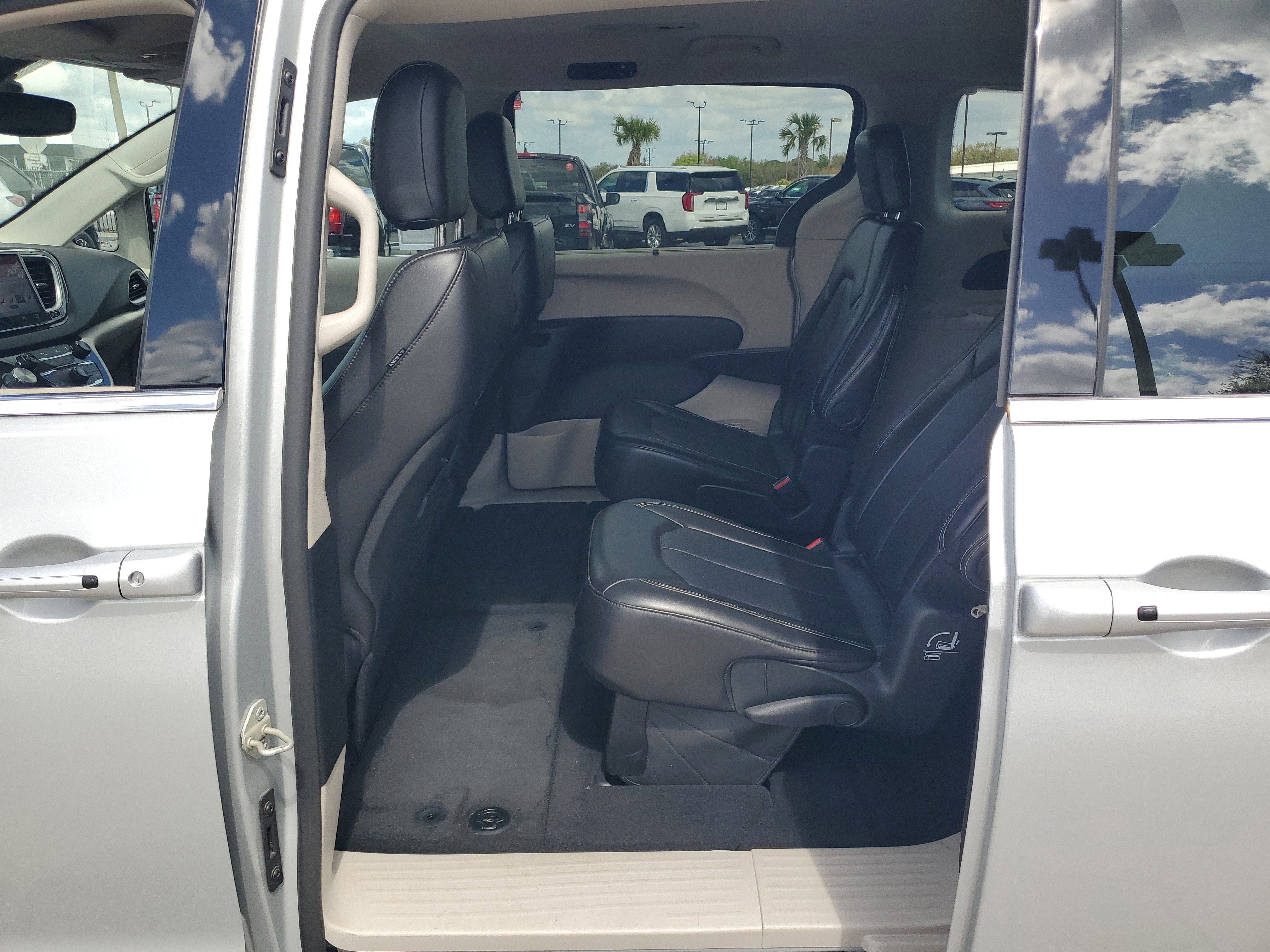 Used 2024 Chrysler Pacifica Touring-L FWD image 14