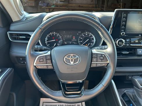 Used 2020 Toyota Highlander Limited FWD image 19