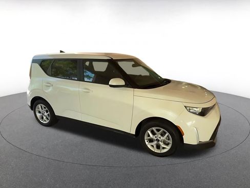 Used 2025 Kia Soul LX w/ LX Technology Package FWD image 2