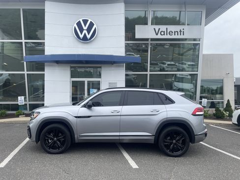 Certified 2022 Volkswagen Atlas Cross Sport SEL R-Line AWD/4WD image 4