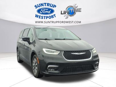 Used 2024 Chrysler Pacifica Select