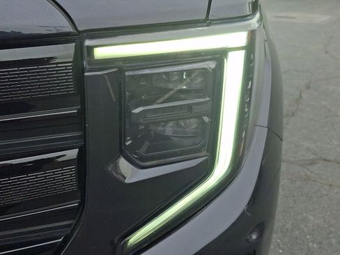 Used 2022 GMC Sierra 1500 Elevation w/ X31 Off-Road Package AWD/4WD image 9