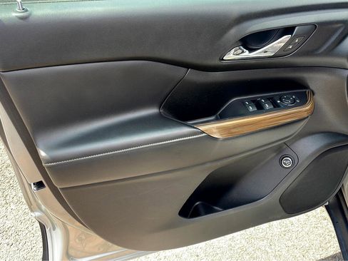 Used 2018 GMC Acadia SLE image 10