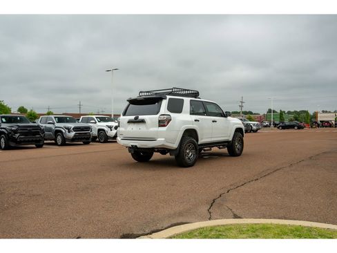 Used 2021 Toyota 4Runner Venture w/ Moonroof Package AWD/4WD image 5