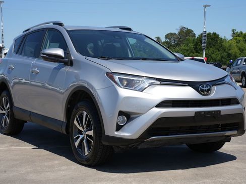 Used 2017 Toyota RAV4 XLE AWD/4WD image 2