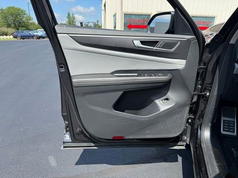 Used 2025 Volkswagen Atlas Peak Edition SE image 21