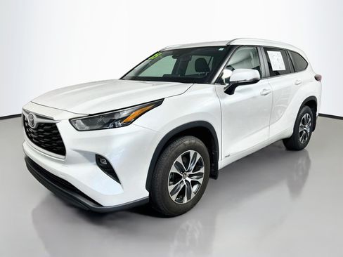 Used 2025 Toyota Highlander XLE AWD/4WD image 10