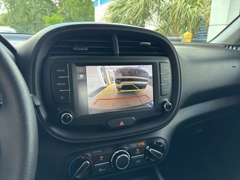Used 2025 Kia Soul LX w/ LX Technology Package FWD image 24