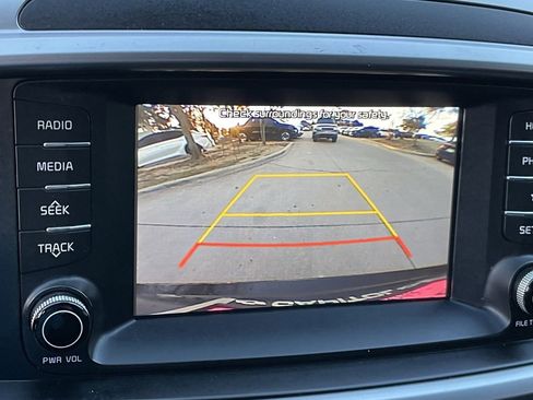 Used 2020 Kia Sorento LX image 17