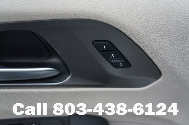 Used 2023 Chrysler Pacifica Touring-L FWD image 5
