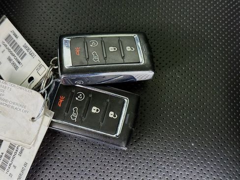 Used 2023 Jeep Grand Cherokee Overland w/ Luxury Tech Group IV image 37