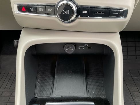 Used 2024 Volvo XC40 B5 Plus w/ Protection Package Premier image 26