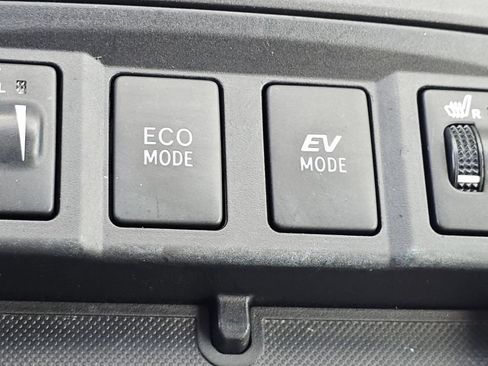 Used 2017 Toyota Camry XLE w/ Moonroof Package FWD image 11