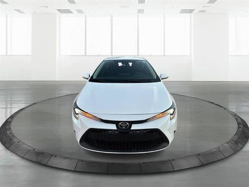 Used 2022 Toyota Corolla LE image 3