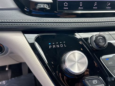 Used 2024 Chrysler Pacifica Touring-L image 13