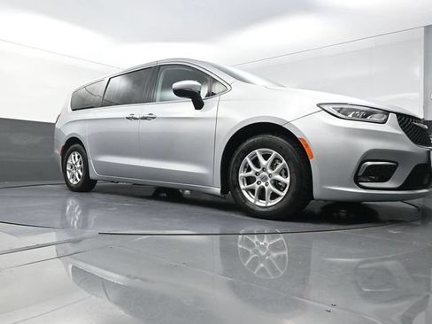 Used 2023 Chrysler Pacifica Touring-L FWD image 19