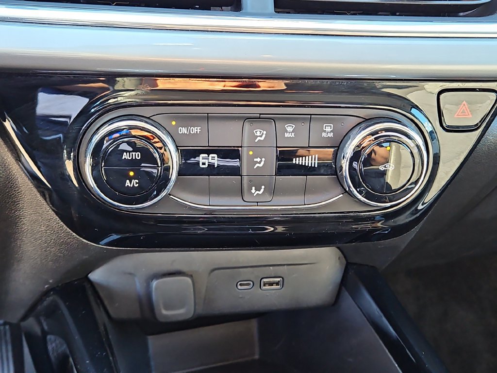 Used 2024 Chevrolet Trax LT FWD image 32