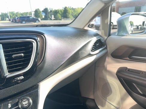 Used 2018 Chrysler Pacifica Touring-L Plus FWD image 26