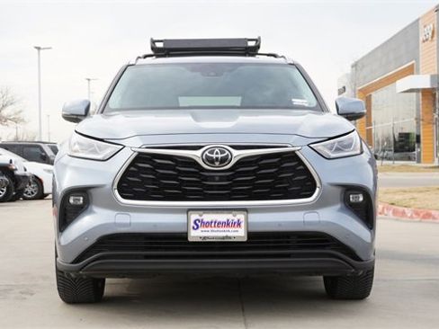 Used 2020 Toyota Highlander Platinum image 2