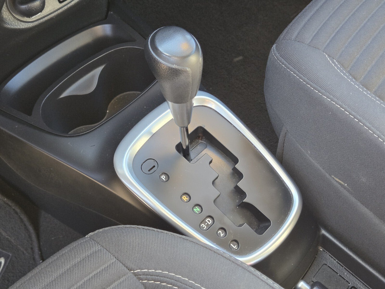 Used 2018 Toyota Yaris LE w/ Carpet Mat Package FWD image 16
