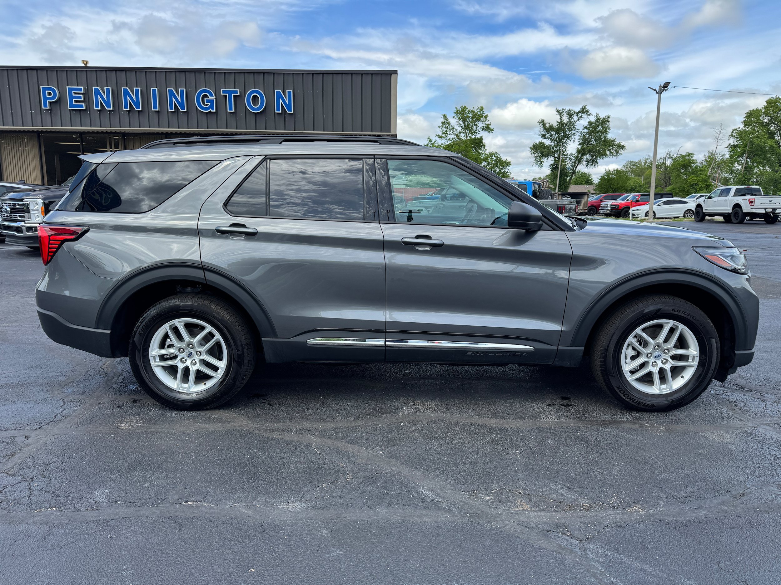Used 2025 Ford Explorer Active AWD/4WD image 8