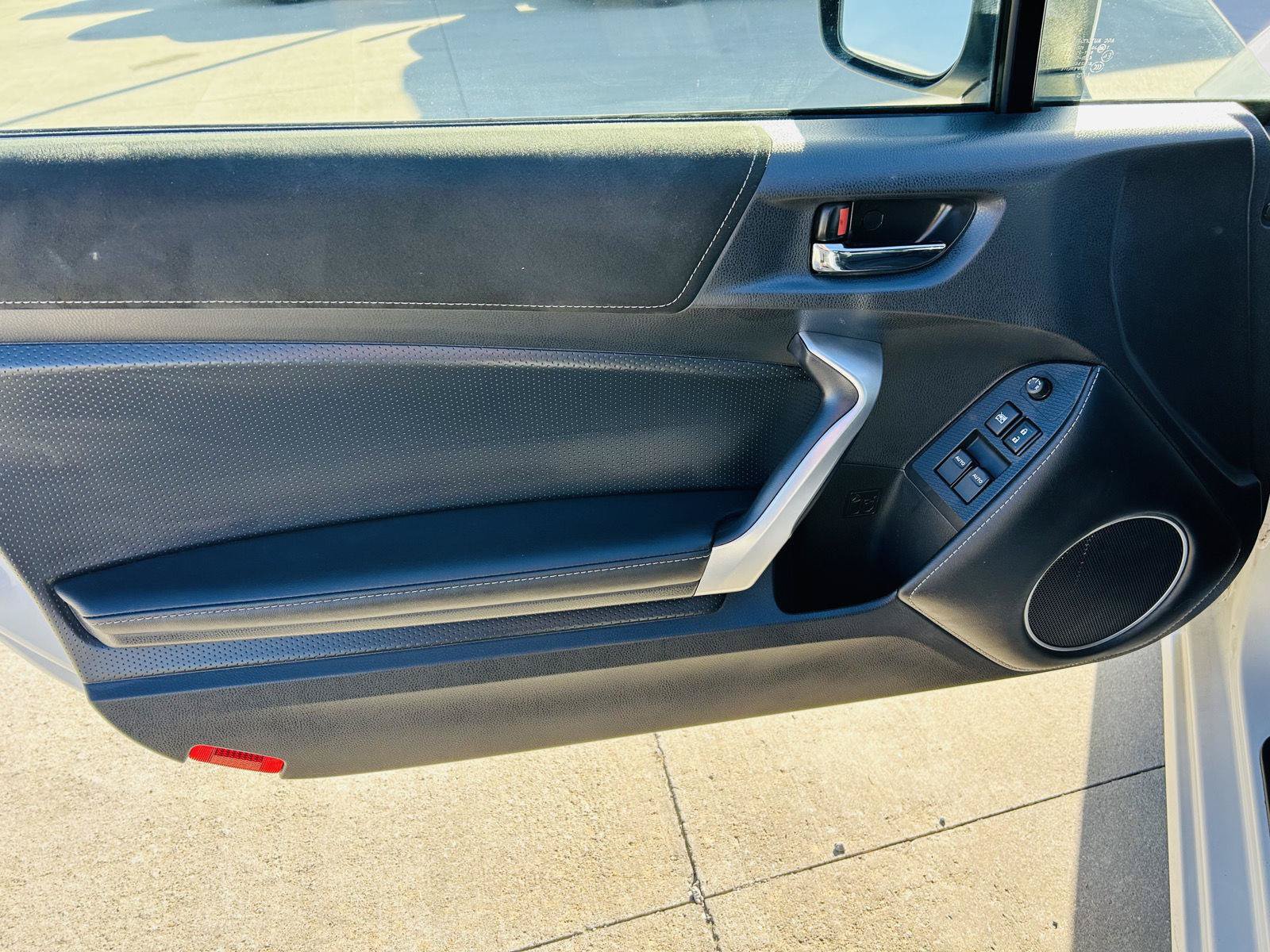 Used 2017 Toyota 86 RWD image 5