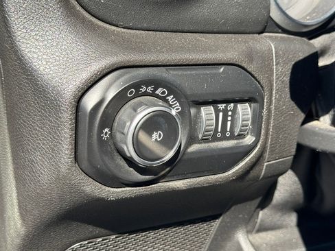 Used 2020 Jeep Wrangler Unlimited Sahara image 9