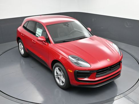 Certified 2025 Porsche Macan image 37