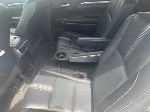 Used 2017 Toyota Highlander SE w/ Carpet Mat Package AWD/4WD image 13