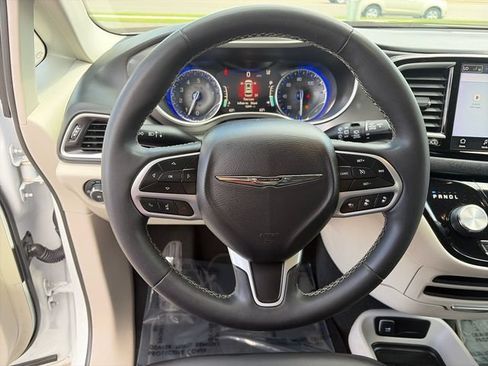 Used 2024 Chrysler Pacifica Touring-L FWD image 28