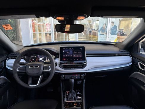 Used 2025 Jeep Compass Limited image 33