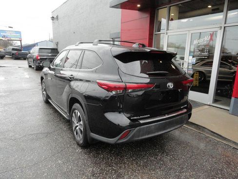 Used 2023 Toyota Highlander XLE AWD/4WD image 3